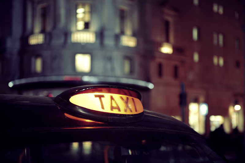 伦敦夜晚街头的出租车