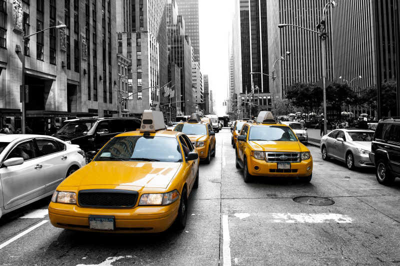 黑白街道上的黄色老式出租车