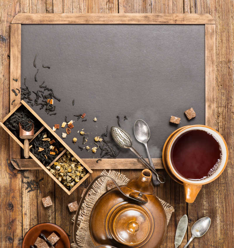 木桌子上的精致茶具和茶叶