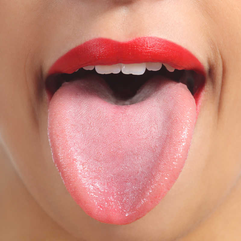 张开嘴巴伸出舌头的女人