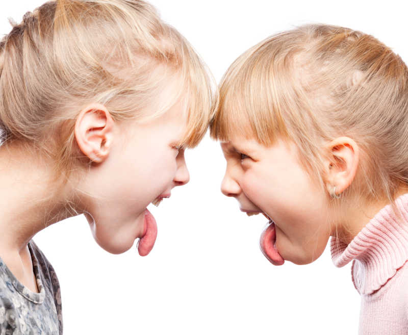 两个伸出舌头做鬼脸的姐妹