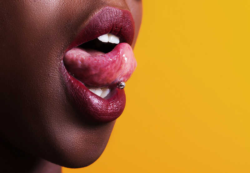 非洲女孩伸出打洞的舌头