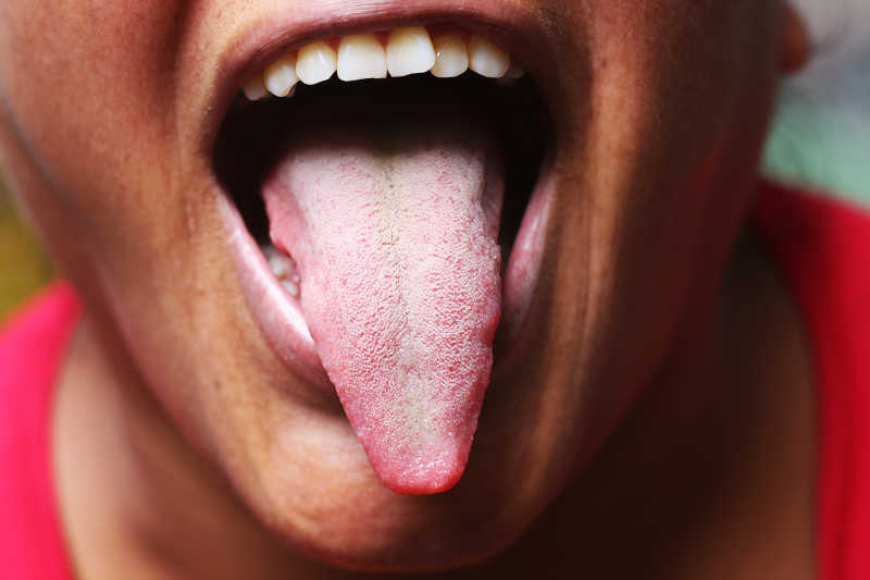伸出舌头的人