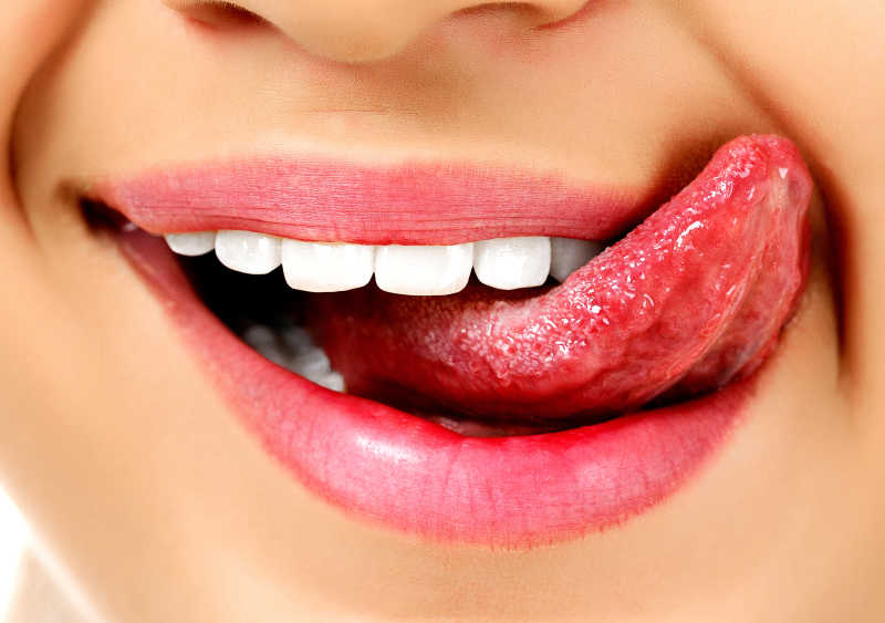 舌头伸出舔嘴唇的女孩