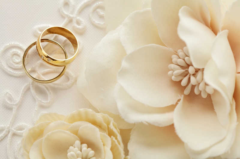 鲜花和结婚戒指的结婚请帖