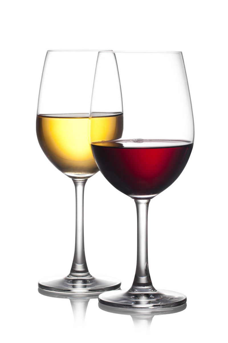 酒杯里的红酒和白葡萄酒