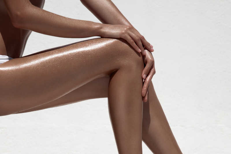 性感黑人女模特的大长腿
