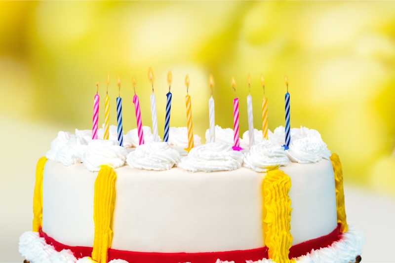 黄色背景下的十二岁生日蛋糕