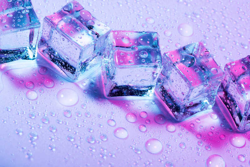 紫色灯光下的冰块和水滴