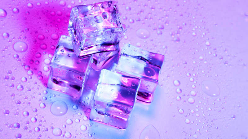 紫色灯光下的鸡尾酒方形冰块