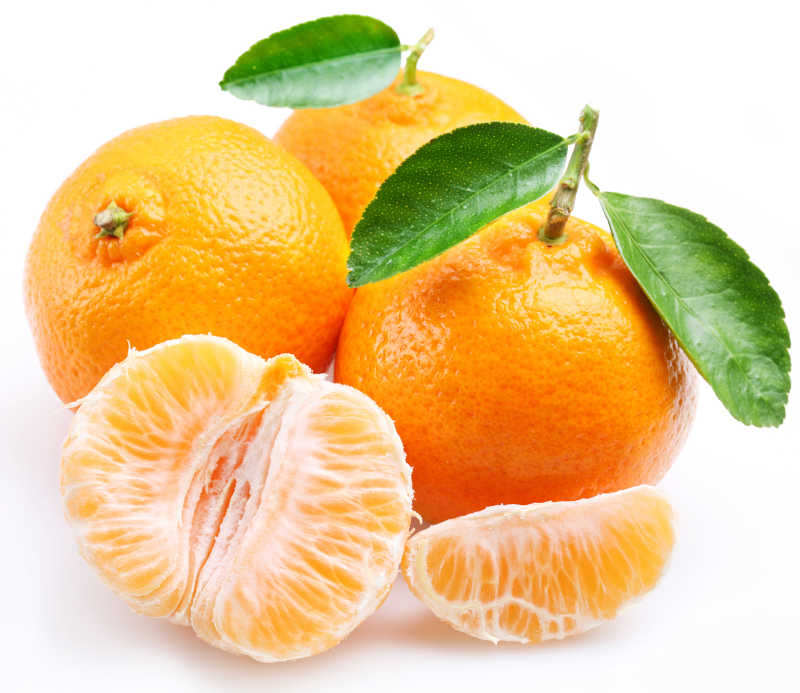 放在白色背景上的剥开的橘子