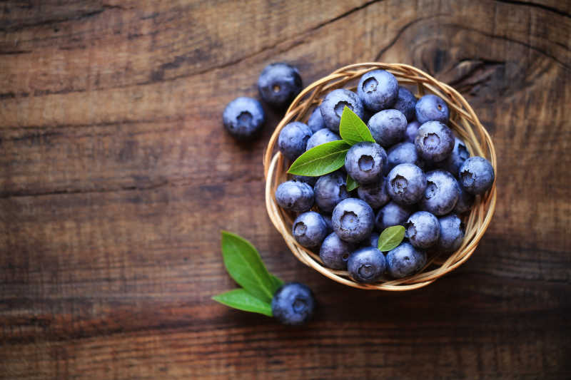 果盘里的新鲜蓝莓