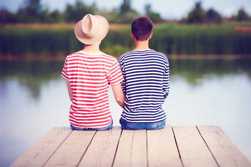 坐在河岸边的同性情侣