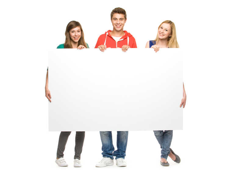 白色背景上快乐的年轻人拿着空白的广告牌