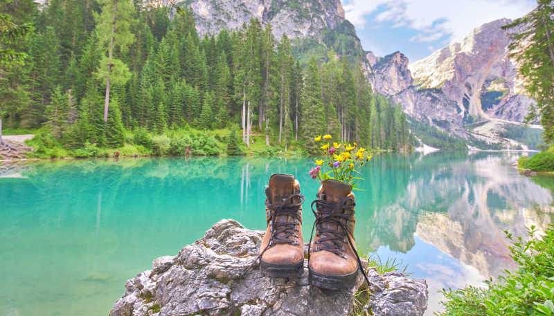 在绿色湖阿尔卑斯山的登山鞋