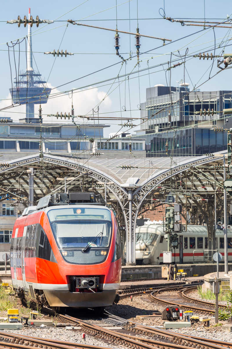 红色列车从德国科隆车站开出