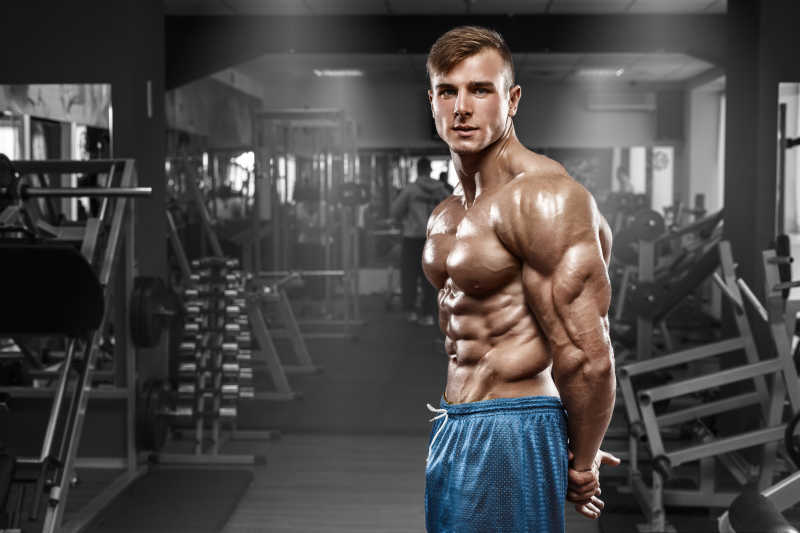 健身房里展示满身肌肉的男人