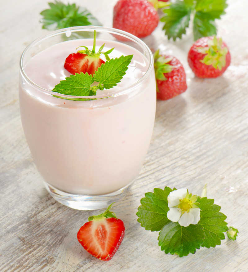 新鲜草莓的双色酸奶