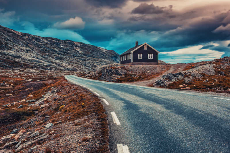 挪威高山风景带公路和房屋