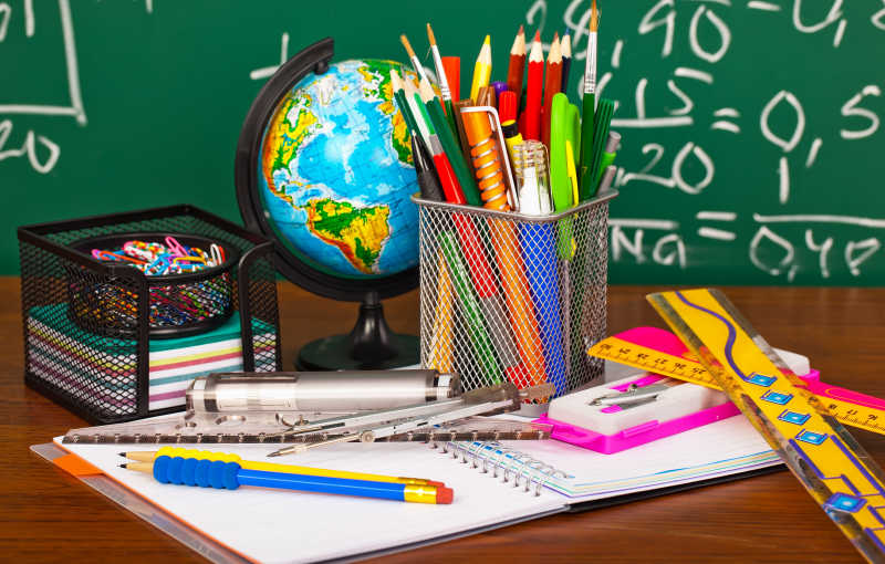 黑板与铅笔盒和学校设备在桌子上