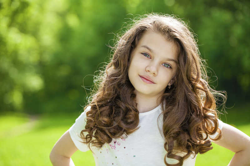 公园里一个漂亮的长发小女孩的肖像