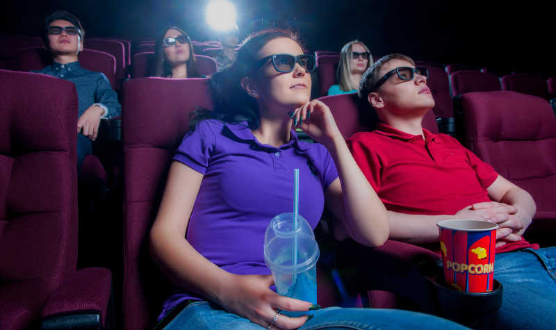 电影院里戴3D眼镜看电影的人