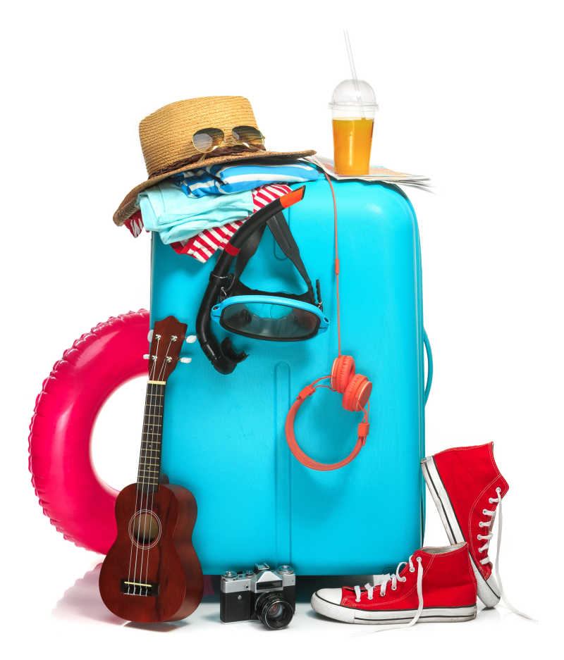 挂着潜水镜耳机帽子吉他和运动鞋的蓝色旅行箱