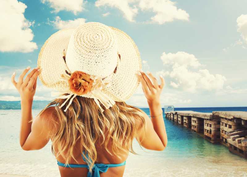海边戴着太阳帽的比基尼美女