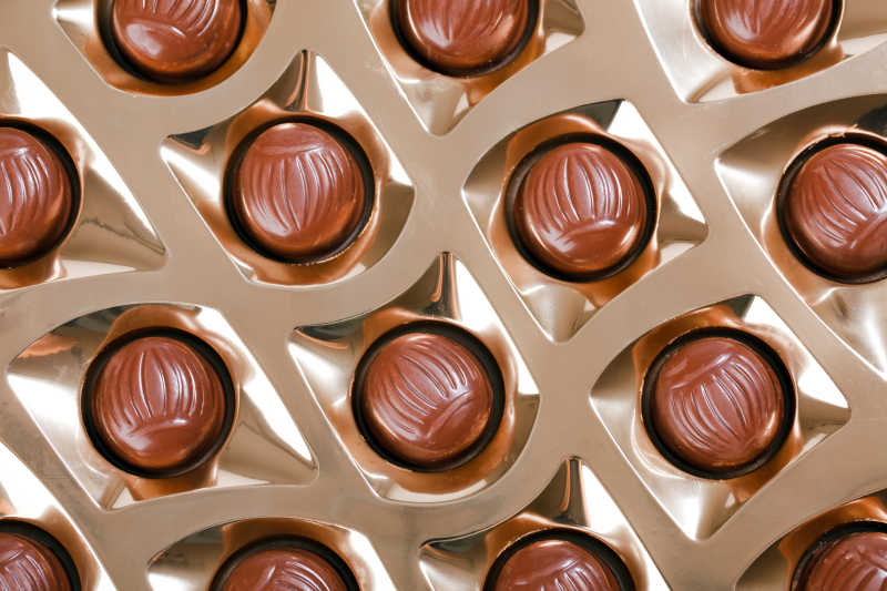 精美的放在礼盒里的巧克力松露