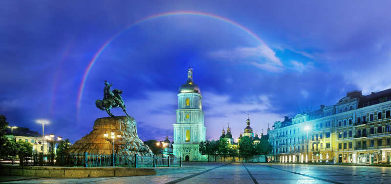 修道院天空中的彩虹