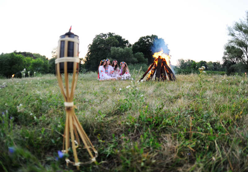 乌克兰美女们在篝火旁