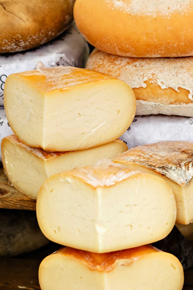 市场上传统手工艺的奶酪