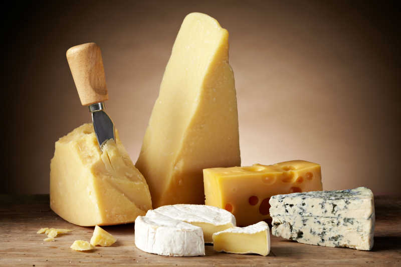 木板上的奶酪制品