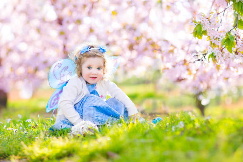 开满樱花的花园里穿仙女打扮的小女孩