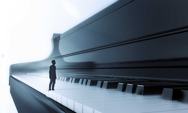 站在古典钢琴键盘上的矮人