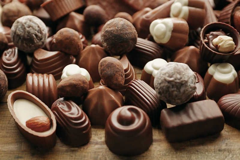 各种美味的木板上的巧克力