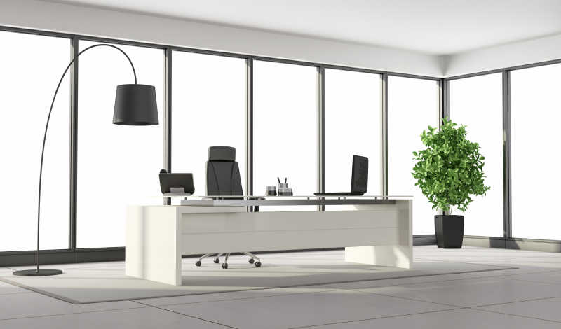 黑白办公桌椅子和大窗户