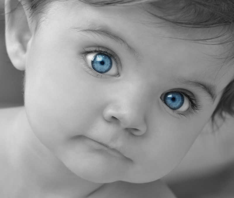 小宝宝黑白滤镜上的蓝色大眼睛