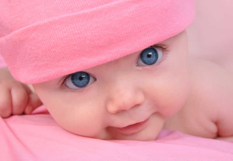 戴粉色帽子的蓝眼小宝宝