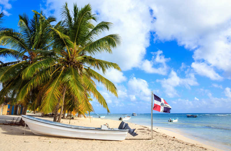 美丽加勒比海海滩上的游艇