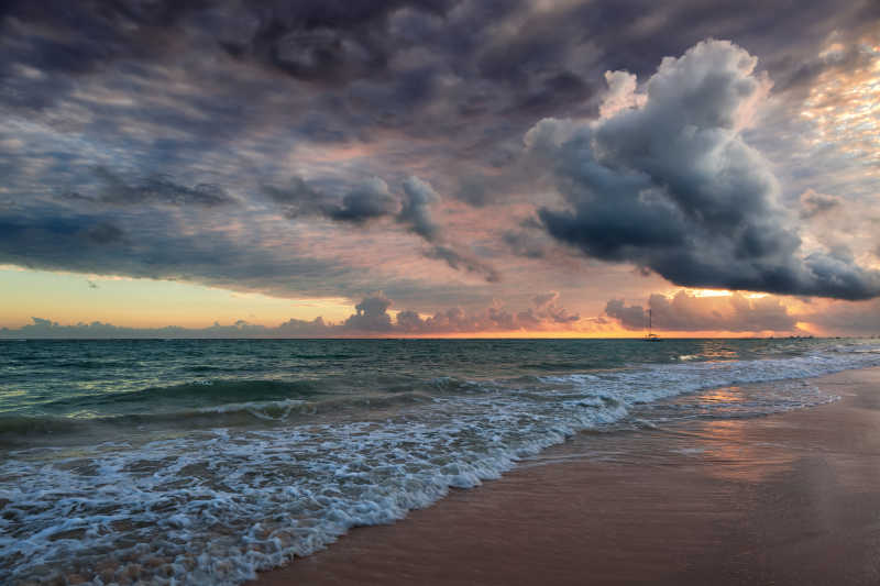 夕阳下美丽的巴瓦罗海滩