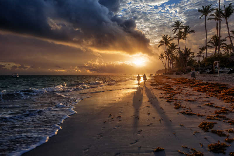多米尼加共和国海滩上的日出