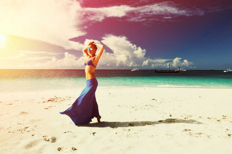在海边穿着蓝色裙子的美女