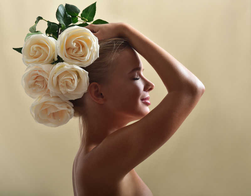带着白色玫瑰花环的白人美女模特