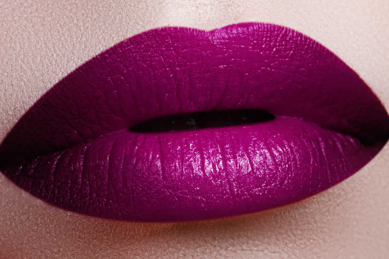 紫色的显唇纹的唇膏