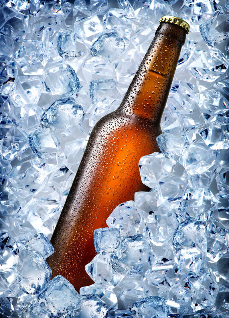 冰块里的啤酒瓶