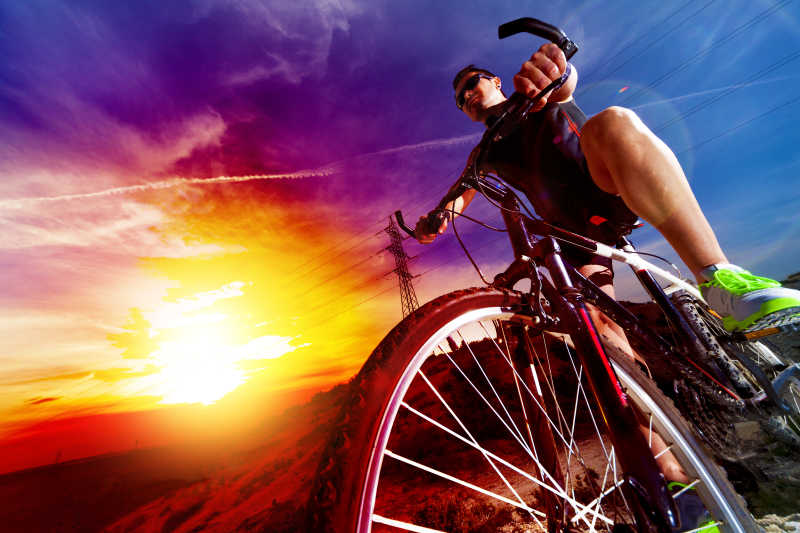 日落时骑山地自行车的健康生活