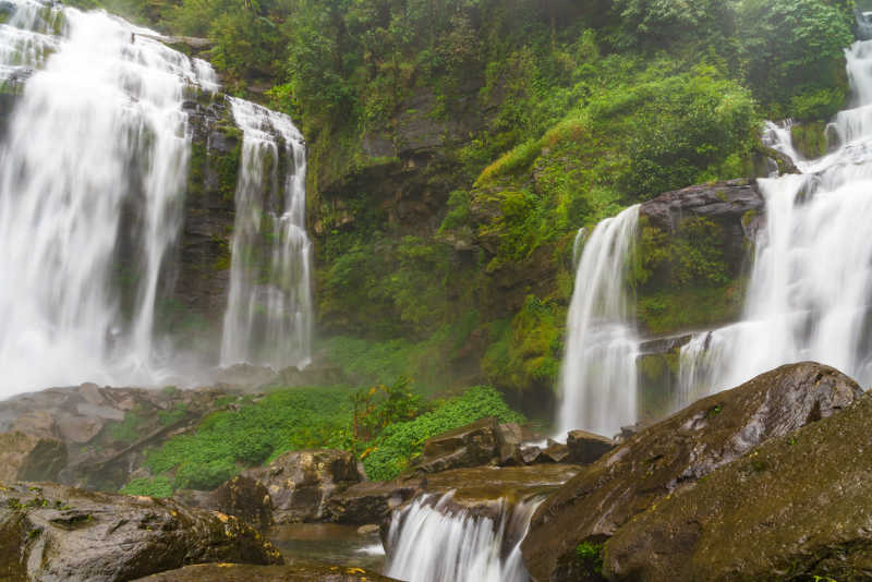 波拉温高地森林深处的一个大瀑布