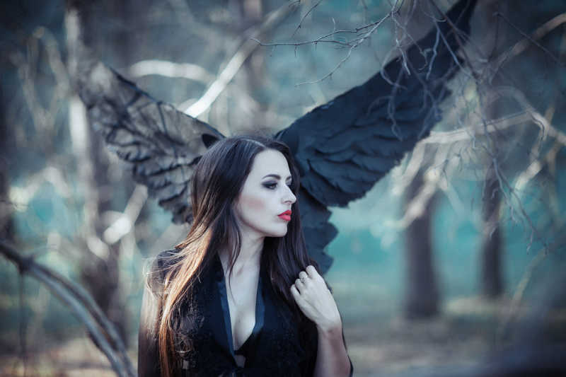 迷人的森林里有翅膀的女孩
