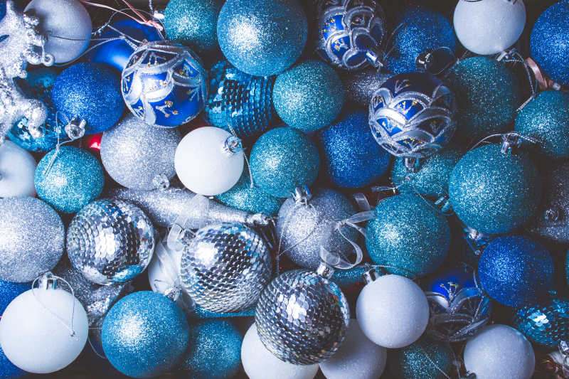 蓝色球状装饰品
